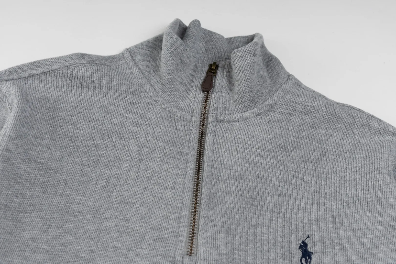 P230 #R97 Ralph lauren twelve-color embroidered pony logo half-zip high-neck long-sleeved knitted sweatshirt. The same style for men and women. The new half-zip sweatshirt for couples to wear in autumn is here! This kind of sweatshirt is really popular this year, even more popular than the hooded sweatshirt. Open the zipper and it can be used as a large lapel, which makes it more fashionable. The color of the classic design of the little war horse on the chest is matched with the embroidery. The simple zipper design echoes the brand logo, so you don’t need to match too much. The sweater version is loose enough! The fabric is custom-woven and dyed 100 cotton. 320g high gram weight 100% cotton knitted cotton with a certain thickness. The fabric is soft and comfortable, and the three-dimensional fabric is full of texture. The stitching is three needles and five threads, which is beautiful and strong. The pattern is also good. Although it is loose, it does not look bulky! - It is not a popular color scheme on the street. The color is pure and highly recommended. The upper body has a particularly high rate of turning heads. Loose style. Big drop shoulder OS style. Same style for men and women. Couple wear. Versatile and practical! Color: Gray, navy, khaki, green label, oatmeal brown label, apricot, black, army green, burgundy, pink, dark gray, light blue, white. Size: S M L XL Length: 70/72/74/76 Bust: 53.5/55.5/57.5/58.5 Shoulder width: 44/45/46/47 Sleeve length: 61/62/63/64